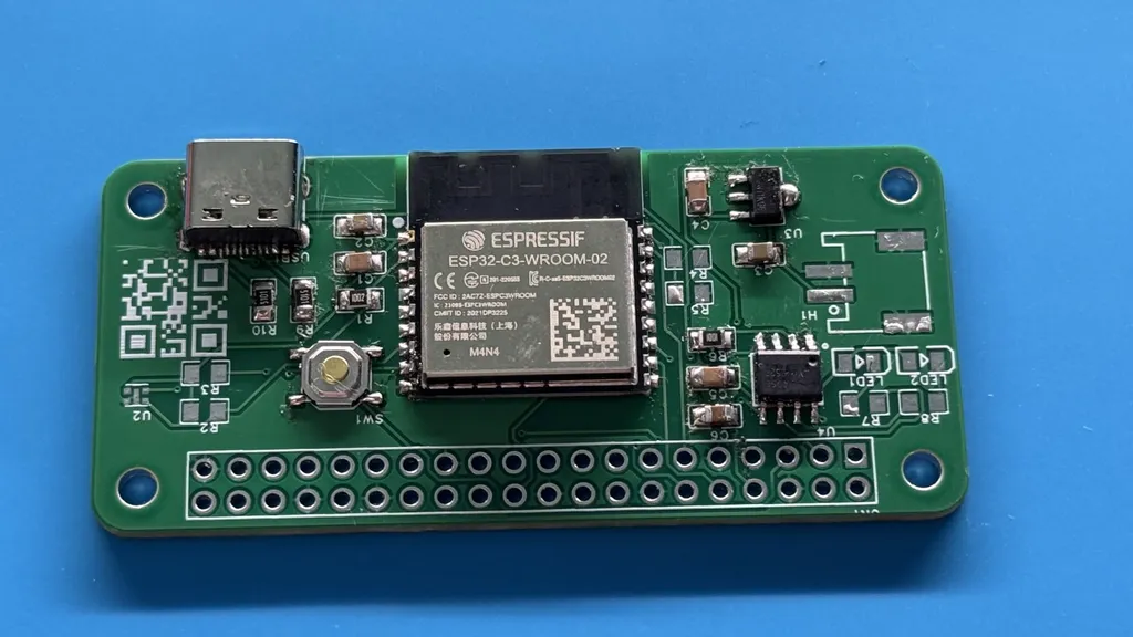 焊好的第一块自画板：树莓派 Zero 外形的 ESP32-C3，蓝色焊垫上的正面照